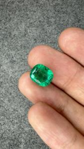 Émeraude naturelle zambienne certifiée GIA de 4,26 carats, taille coussin, pierre précieuse verte lâche 9,10x10,60 mm, Jai Narayan Gems pour bague ou pendentif - Product Image 5