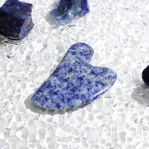 Planche de massage Gua Sha en résine et cire d'abeille faite à la main, forme ronde, pour le visage et le cou, durable - Product Image 1