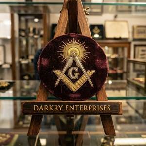 Parche de Bordado con Hilo Metálico para Regalia Masónica Personalizada, Compás Cuadrado de Terciopelo Granate, Emblema de Sol Radiante para Logia Masónica - Product Image 1