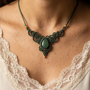 Collar de Macramé Hecho a Mano con Colgante Ovalado de Aventurina Verde, Cordón Verde Oscuro, Joyería Boho Curativa, Venta al Por Mayor - Product Image 1