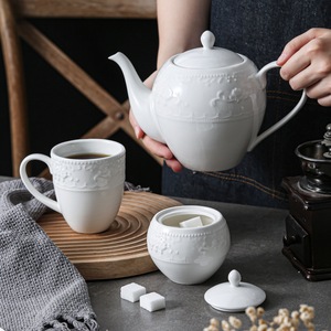 ชุดกาแฟ-ชาเซรามิกสีขาวสไตล์วินเทจ ลวดลายดอกไม้แบบนูน เคลือบเงาเรียบ ใช้กับเตาอบ/ไมโครเวฟได้ ปลอดสาร BPA - Product Image 4