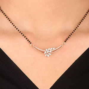 Collier en or avec design minimaliste en forme de feuille, diamant cultivé en laboratoire, mangalsutra – Bijoux en diamant avec perles noires traditionnelles - Product Image 1