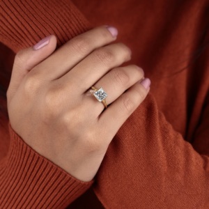 Anillo de compromiso y boda minimalista con diamante de laboratorio talla princesa engastado en bisel, oro de 14K, joyería fina personalizada, proveedor mayorista - Product Image 2