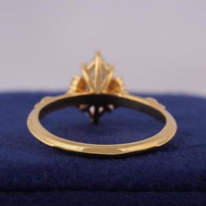Anillo de compromiso con diamante talla marquesa en oro amarillo con piedras redondas decorativas, delicado anillo nupcial para mujer y regalo para ella. - Product Image 3
