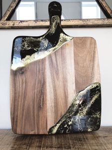 Bandeja de Madera y Resina de Diseño Elegante para Cortar, Utensilios de Cocina de Producción Limitada para Tiendas de Regalos, Diseñadores de Interiores y Cafeterías - Product Image 1