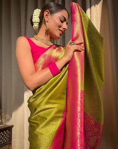 Sari Kanjivaram de diseño tejido en algodón y seda verde y rosa KV con blusa sin coser - Product Image 1