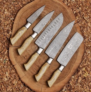 Juego de Cuchillos de Chef de Acero de Damasco Hechos a Mano, Premium, Personalizados, 5 Piezas, Ambidiestros, Acabado Satinado, Mangos de Madera, Funda de Cuero - Product Image 1