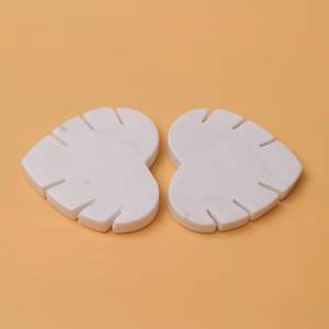 ชุดจานรองแก้วหินอ่อนสีขาว ชุดจานรองแก้วลายมอนสเตอร่า ผลิตด้วยมือโดยช่างฝีมือชาวอินเดีย ชุดจานรองแก้วสำหรับถ้วยชา แก้วกาแฟ และแก้วน้ำ - Product Image 2