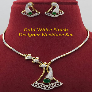 Ensemble de colliers de créateur de qualité supérieure, finition or blanc, idéal pour les soirées, les occasions décontractées et le bureau, bijoux légers et minimalistes. - Product Image 1