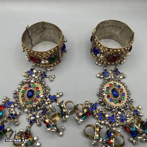 Brazalete Grande con Monedas Tribales Afganas, con Monedas de Plata Vintage y Detalles Metálicos Repujados Hechos a Mano - Product Image 3