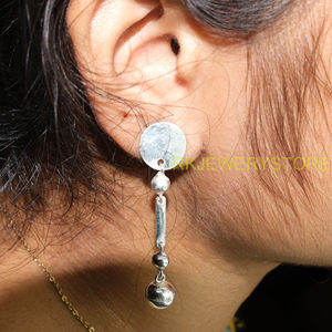 Pendientes Minimalistas de Plata 925 con Bola Colgante para Mujer, Pendientes Geométricos con Cuentas Colgantes, Joyería Moderna Hecha a Mano, Regalo para Ella - Product Image 6