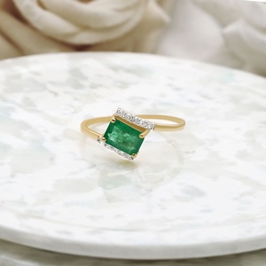 แหวนทองคำ 14K ประดับมรกตธรรมชาติสีเขียวและเพชร ขายส่ง |   แหวนหมั้นทำมือทรงเอเมอรัลด์คัทสำหรับผู้หญิง - Product Image 2