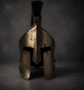 Casque romain antique en bronze avec plume noire et armure plaquée or pour collection d'art et exposition - Product Image 2