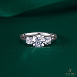 Bague de fiançailles à trois pierres en diamant cultivé en laboratoire certifié IGI, taille brillant rond, or blanc 14K/18K, pour femme - Product Image 2
