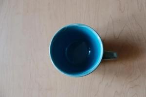 Elegante Taza de Cerámica para Capuchino con Glaseado Verde Azulado Intenso, Cuerpo Curvo, Borde Suave, Asa Cómoda, Retención de Calor, Diseño Artesanal - Product Image 4