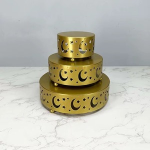 Magnifique support à gâteau en métal blanc avec motif ajouré de calligraphie arabe, parfait pour la présentation de desserts de luxe et le service festif. - Product Image 2