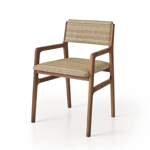 Chaise de salle à manger en bois massif haut de gamme avec accoudoirs rembourrés en tissu, design contemporain, fournisseur de mobilier hôtelier - Product Image 1