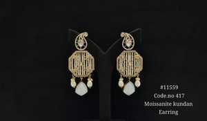 Pendientes colgantes vintage 11559 de Kundan verde con moissanita y perlas, chapados en oro, para mujer, elegantes joyas nupciales. - Product Image 6
