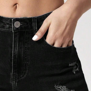 Shorts en jean noir déchiré et délavé pour femme, coupe mi-serrée décontractée, ourlet retroussé, style estival, en coton, classique - Product Image 5