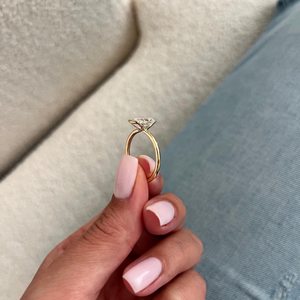 Bague de fiançailles minimaliste moderne en or jaune 14 carats avec diamant de laboratoire allongé de 2 carats, taille coussin, demi-sertissage, certifiée IGI - Product Image 3
