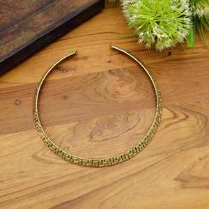 Collier ras du cou ethnique en laiton finition or antique et finition polie, idéal pour les fêtes, mariages et événements festifs, produit très demandé - Product Image 1