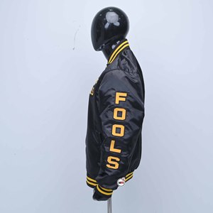Chaqueta Varsity Negra de Satén al por Mayor para Hombre, con Letras Bordadas en la Parte Delantera, Cuello Camisero, Corte Regular, Ropa Casual de Otoño, Personalizable - Product Image 4