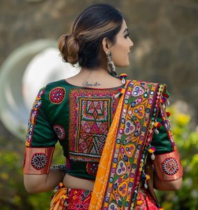 Añade un toque de encanto vibrante a tu colección étnica con este hermosamente diseñado conjunto de lehenga choli especial para Navratri. Elaborado con materiales de primera calidad - Product Image 2
