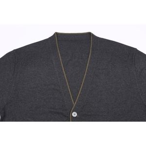 Cardigan d'hiver gris foncé 100 % coton, chemise blanche à superposer, logo frontal, infroissable, tenue de bureau décontractée élégante pour professionnels - Product Image 4