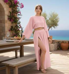 ชุดเซ็ตสองชิ้นผ้ามัสลินสีชมพูสุดหรู เสื้อครอปแขนกระดิ่งทรงไฮโลว์ และกระโปรงแม็กซี่ผ่าสูงสำหรับผู้หญิง - Product Image 3