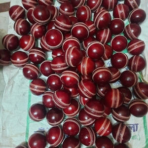 ลูกคริกเก็ตออกแบบตามสั่ง วัสดุหนัง โลโก้สั่งทำ สีสั่งทำ ขนาดสั่งทำ ผลิตในปากีสถาน รับประกันราคา - Product Image 2