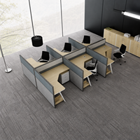 Poste de travail de bureau commercial moderne en forme de L pour six personnes avec écrans, dessus en grain de bois, cloisons hautes grises, pieds inclinés et rangement