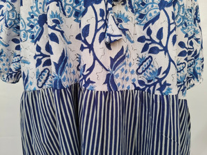 Robe longue maxi décontractée pour femme, en coton, style kaftan, imprimé floral bleu et blanc, col noué, idéale pour les vacances - Product Image 5