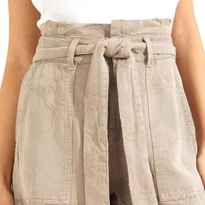 Shorts para mujer diseñados con material transpirable y un ajuste moderno para entrenamientos en el gimnasio y comodidad en un estilo de vida activo. - Product Image 5