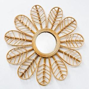 Miroir mural en forme de pétales de fleurs en rotin tissé à la main de style moderne, écologique, idéal pour les occasions d'anniversaire - Product Image 3