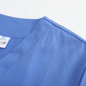 เสื้อสครับแบบยูนิเซ็กซ์ สีน้ำเงิน คอวี แขนสั้น ผ้าฝ้ายผสมโพลีเอสเตอร์ ทอแบบพิเศษ สำหรับชุดยูนิฟอร์มโรงพยาบาล ตรวจจับการเสียดสลายของเข็มได้ - Product Image 5