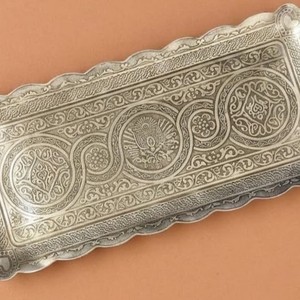 Bandeja de Servicio de Metal Grabada Vintage con Asas, Plato Rectangular Decorativo para Servir Té, Café y Aperitivos para el Hogar, Hotel o Mesa - Product Image 5