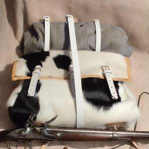 Reproduction d'un sac à dos en cuir de vachette de l'époque napoléonienne, en cuir blanc, probablement une version moderne ou utilisée pour la reconstitution historique. - Product Image 5