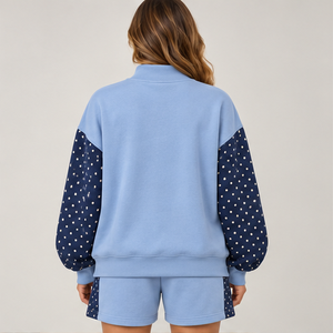 Conjunto de 2 piezas para mujer: Sudadera de cuello alto con hombros caídos y mangas de lunares azul claro de forro polar y pantalones cortos a juego. Venta al por mayor personalizada. - Product Image 3
