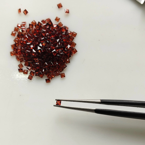 โกเมนสีแดงธรรมชาติ 1.75 มม. ทรงสี่เหลี่ยมเจ้าหญิงคัท คุณภาพดีที่สุด พลอยเม็ดเดี่ยวสำหรับทำเครื่องประดับ - Product Image 1