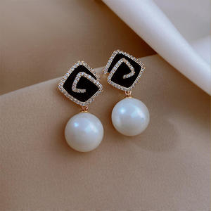 Boucles d'oreilles pendantes géométriques vintage avec perles d'eau douce et accents de diamants, plaqué or massif 14 carats, certifiées IGI, bijoux de fête unisexes - Product Image 1