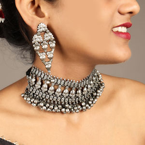 Conjunto de Gargantilla Boho de Plata Oxidada Vintage con Borla de Campana Colgante y Pendientes Hechos a Mano - Product Image 4