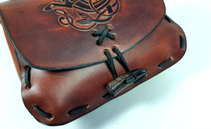 Sac de ceinture médiéval cheval celtique en cuir marron sac en cuir perforé grand Celtes Viking unisexe unique fait à la main coloré - Product Image 3