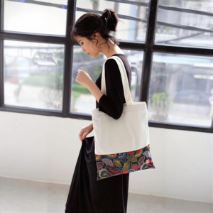 Sac fourre-tout en toile ECOIRA avec fermeture éclair, taille personnalisable et longue poignée, fabriqué au Gujarat pour un usage quotidien - Product Image 2