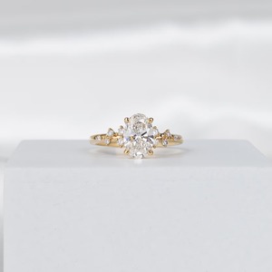 แหวนหมั้นเพชรทรงรี 1 กะรัต ดีไซน์มินิมอล ทองคำขาว 14K รับรองโดย IGI แบบฝังหนามเตย สำหรับผู้หญิง - Product Image 1