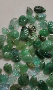 Amatista verde tallada de 273 ct, Hojas talladas de esmeralda de 140 ct, Esmeralda tallada redonda de 48 ct - 3 lotes de gemas - Product Image 6
