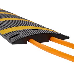 Confezione da 2 Dossi Rallentatrici in Gomma Resistenti da 1,8 m, Capacità di Carico 22.000 libbre/asse, Protezione Cavi 72, per Traffico Stradale, 2 Canali - Product Image 3