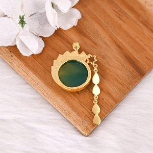 Pendentif en onyx vert naturel en laiton, bijoux en pierres précieuses, style élégant de designer - Product Image 4