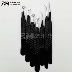 Pince à épiler RMI Diamond Grip, revêtement noir mat, pointe argentée, base blanche, testée à la main, acier inoxydable, préhension parfaite pour les cils - Product Image 4