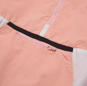 เสื้อแจ็คเก็ตกันลมไนลอนน้ำหนักเบาแบบสวมหัว สีสันตัดกัน ดีไซน์ใหม่ สไตล์ลำลองสำหรับกิจกรรมกลางแจ้ง ตกแต่งด้วยผ้าปะติดสีสันสดใส เหมาะสำหรับฤดูร้อน - Product Image 4