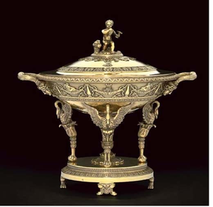 Sopera estilo Empire adornada con asas de querubín y relieves mitológicos. El artículo está disponible a precios de mayorista. - Product Image 2